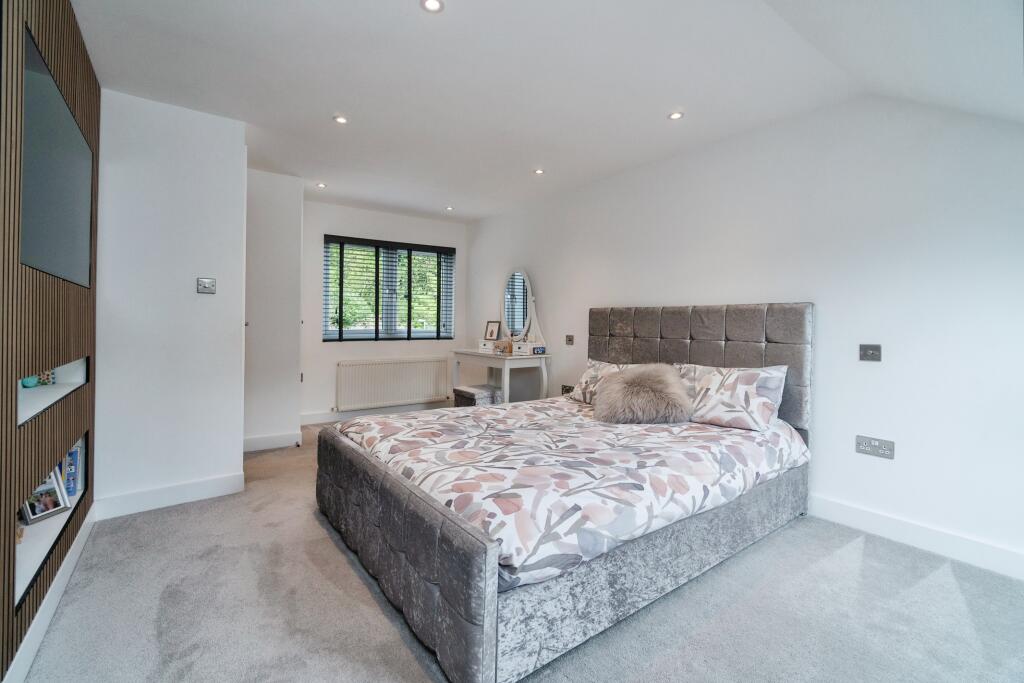 4 bedroom end of terrace house for sale in Godstone Road, Whyteleafe