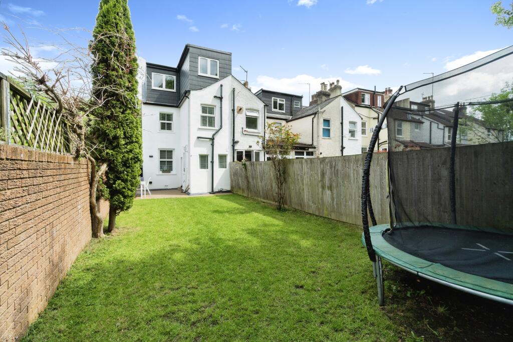 4 bedroom end of terrace house for sale in Godstone Road, Whyteleafe