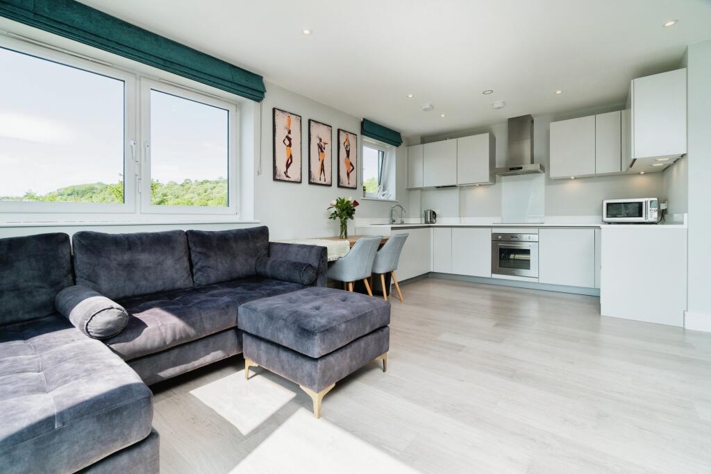 2 bedroom flat for sale in Whyteleafe Hill, Whyteleafe, Surrey, CR3