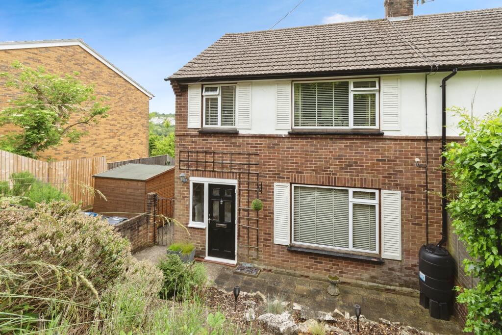 3 bedroom semidetached house for sale in Hilltop Road, Whyteleafe, CR3