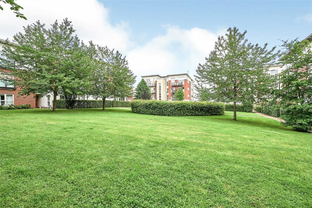 2 bedroom flat for sale in Park View Road, Leatherhead, Surrey, KT22
