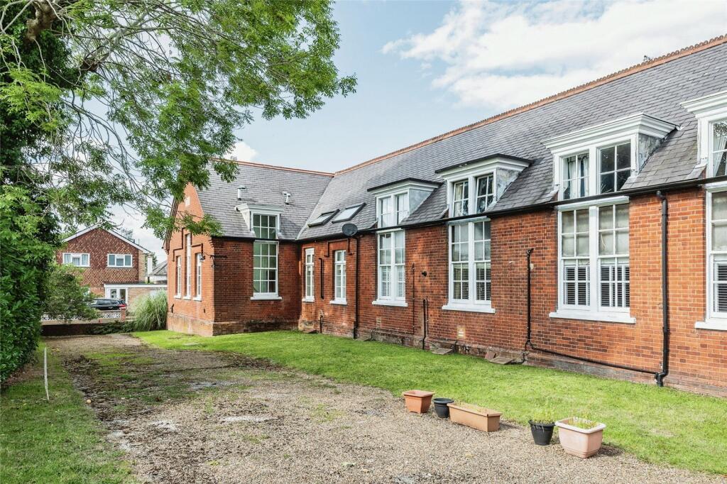 1 bedroom flat for sale in Poplar Road, Leatherhead, Surrey, KT22