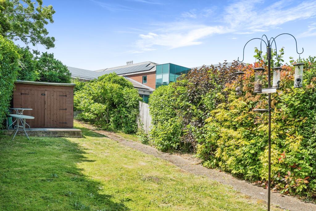 2 bedroom flat for sale in Kingston Road, Leatherhead, Surrey, KT22