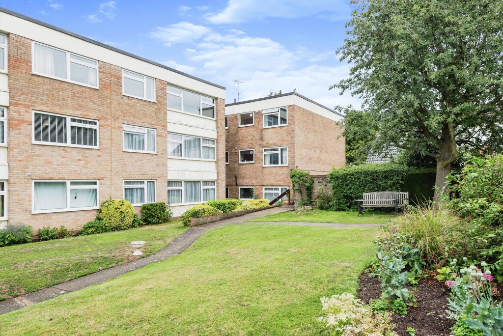 2 bedroom flat for sale in Windfield, Leatherhead, Surrey, KT22
