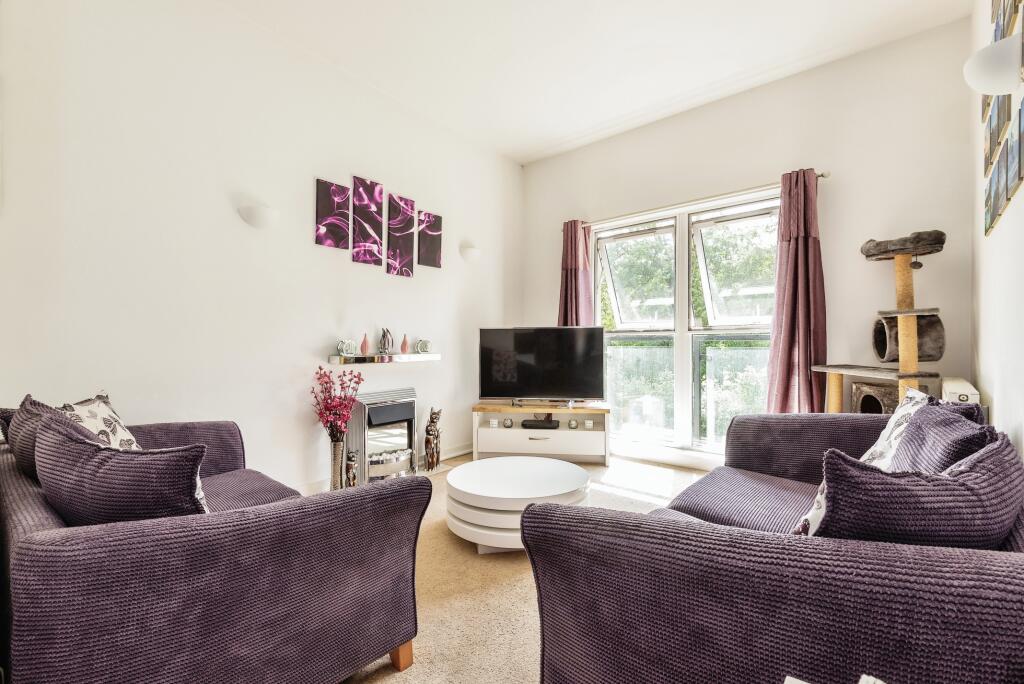 2 bedroom flat for sale in Park View Road, Leatherhead, Surrey, KT22