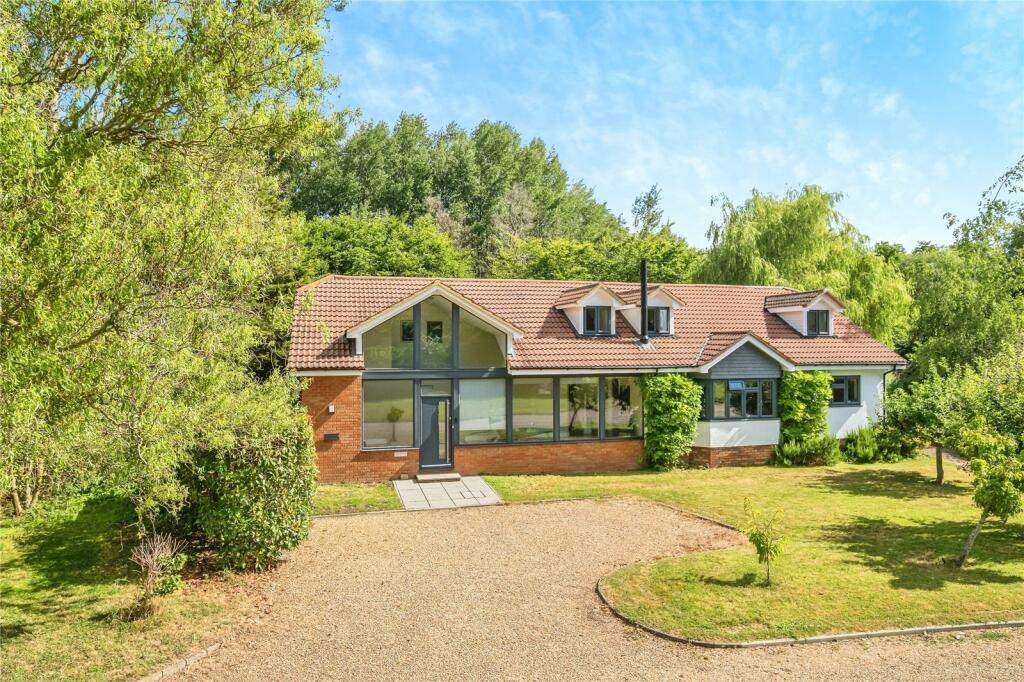 4 bedroom detached house for sale in River Island Close, Fetcham