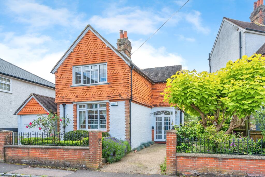 3 bedroom detached house for sale in Waverley Place, Leatherhead