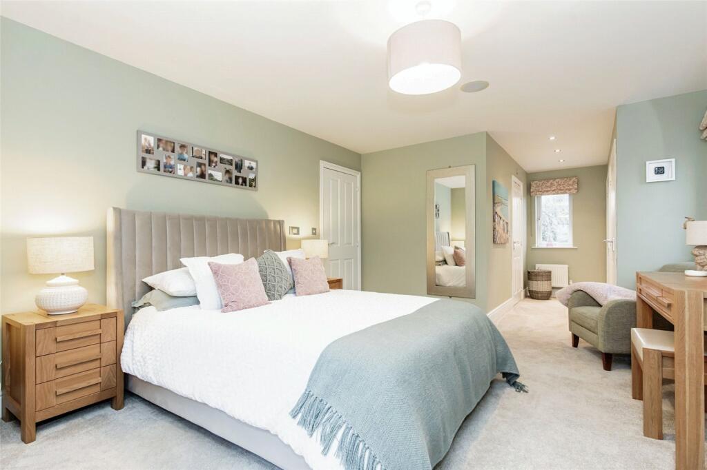 4 bedroom detached house for sale in Chatham Road, Meon Vale, Stratford