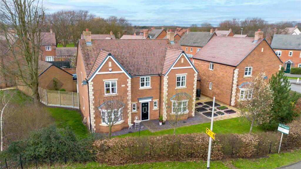 4 bedroom detached house for sale in Chatham Road, Meon Vale, Stratford