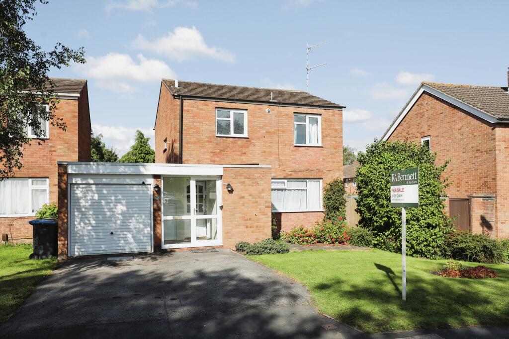 3 bedroom link detached house for sale in Drayton Avenue, Stratford