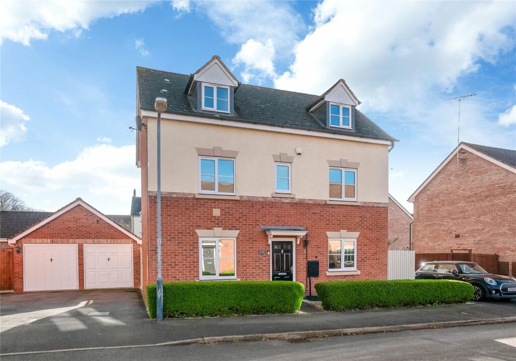 4 bedroom detached house for sale in Burns Close, STRATFORDUPONAVON