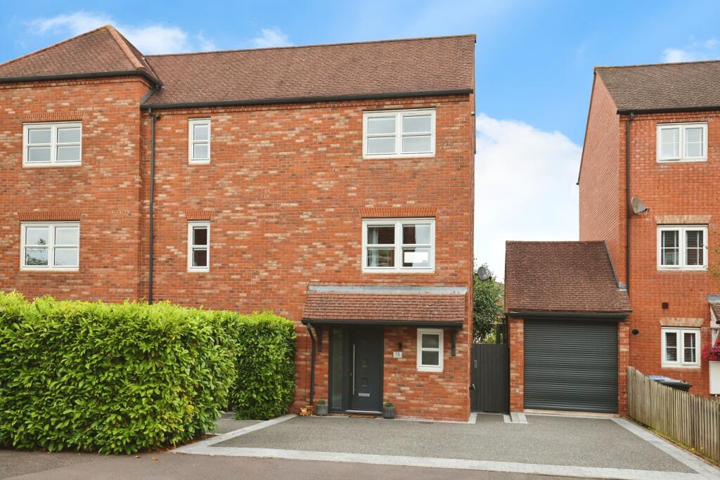 4 bedroom semidetached house for sale in Congreve Way, Stratfordupon