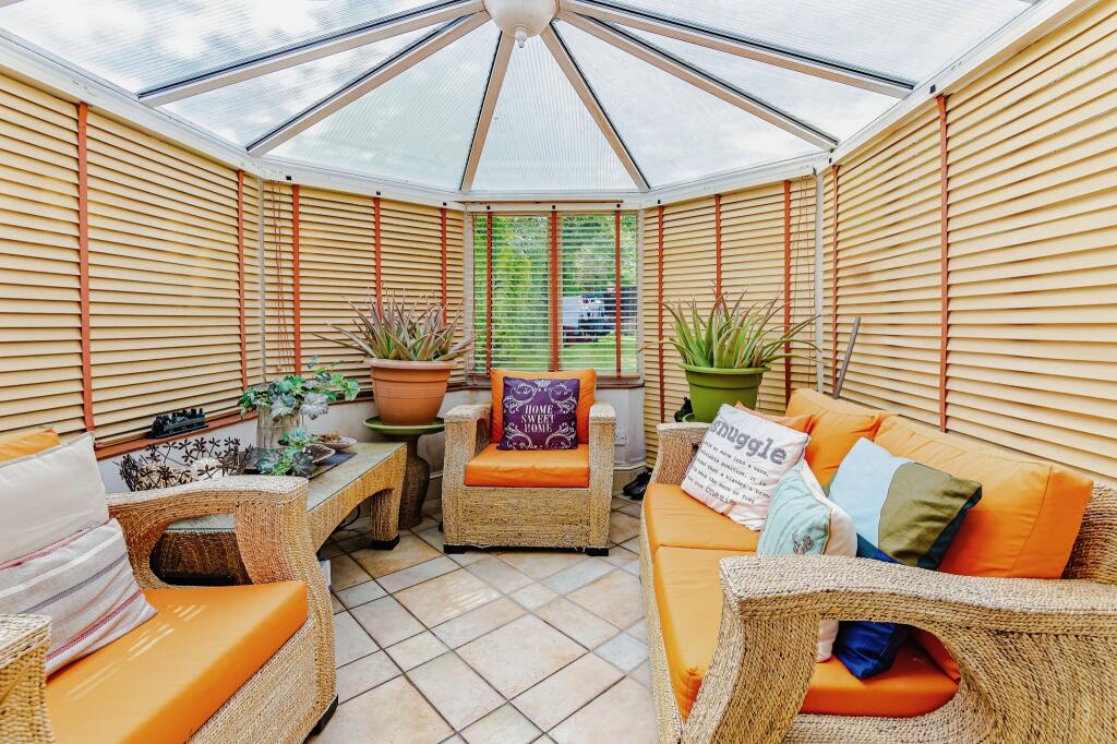 4 bedroom detached house for sale in Woodmere Avenue, Shirley, Croydon, CR0