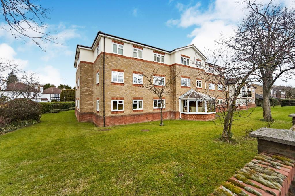 2 bedroom flat for sale in Peregrine Gardens, Shirley, Croydon, Surrey, CR0