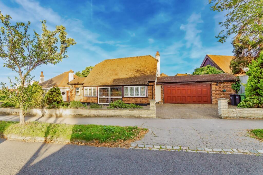 3 bedroom bungalow for sale in Cheston Avenue, Shirley, Croydon, CR0