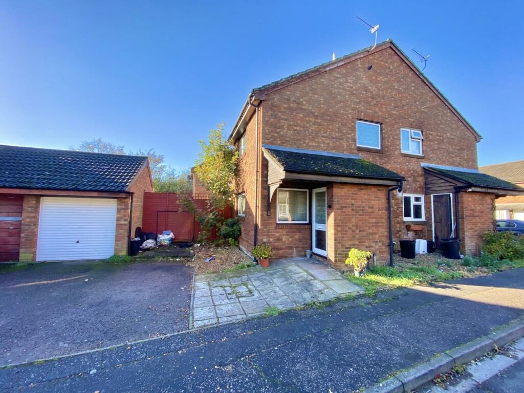 1 bedroom semidetached house for sale in Aldenham Drive, Uxbridge, UB8