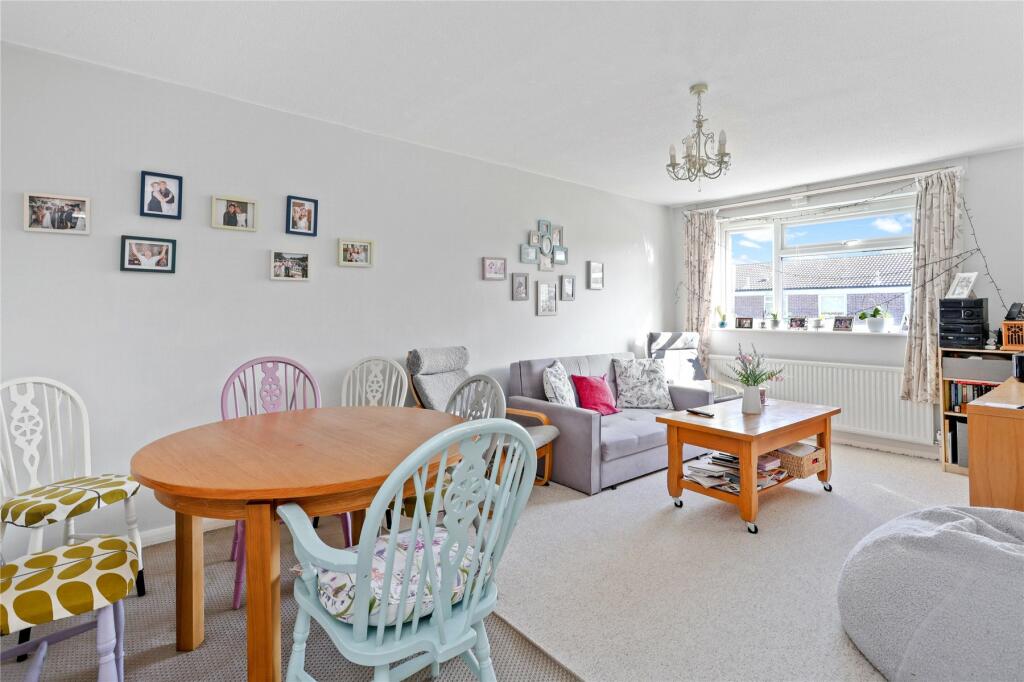 2 bedroom for sale in Queens Court Ride, Cobham, Surrey, KT11