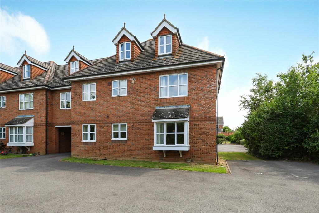 2 bedroom flat for sale in Riverview Gardens, Cobham, Surrey, KT11