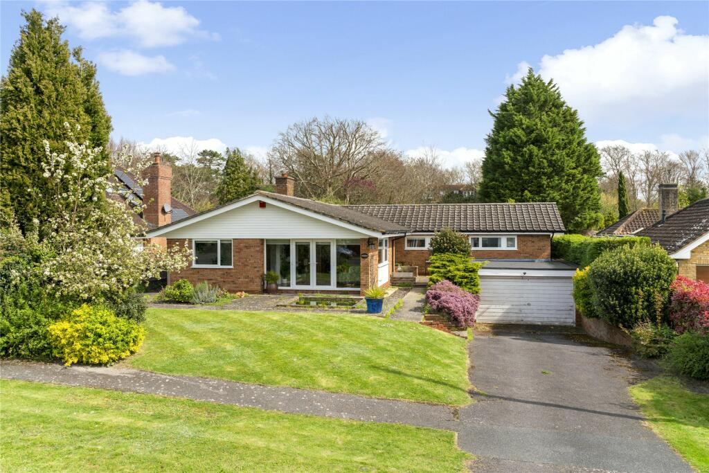 4 bedroom bungalow for sale in Yarm Way, Leatherhead, Surrey, KT22
