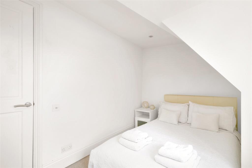 2 bedroom for sale in Bridge Road, East Molesey, Surrey, KT8