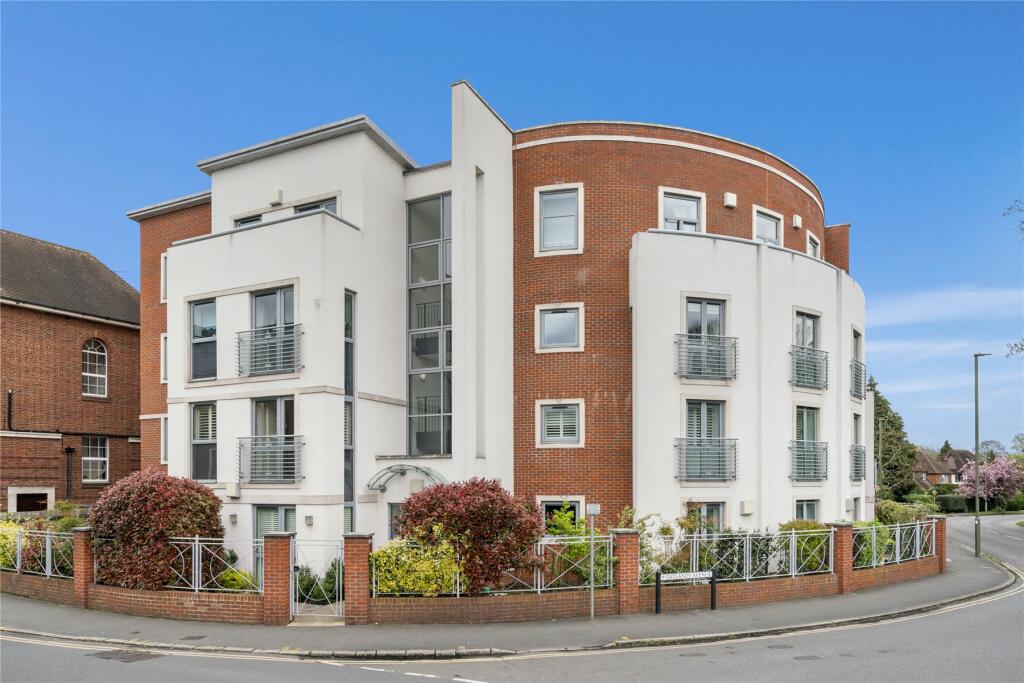 2 bedroom flat for sale in Oatlands Avenue, Weybridge, Surrey, KT13