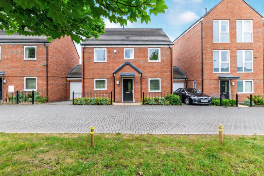 4 bedroom detached house for sale in Mendips Close, Willenhall, West