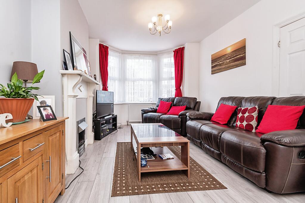 3 bedroom terraced house for sale in Ampthill Road, Bedford, Bedfordshire, MK42