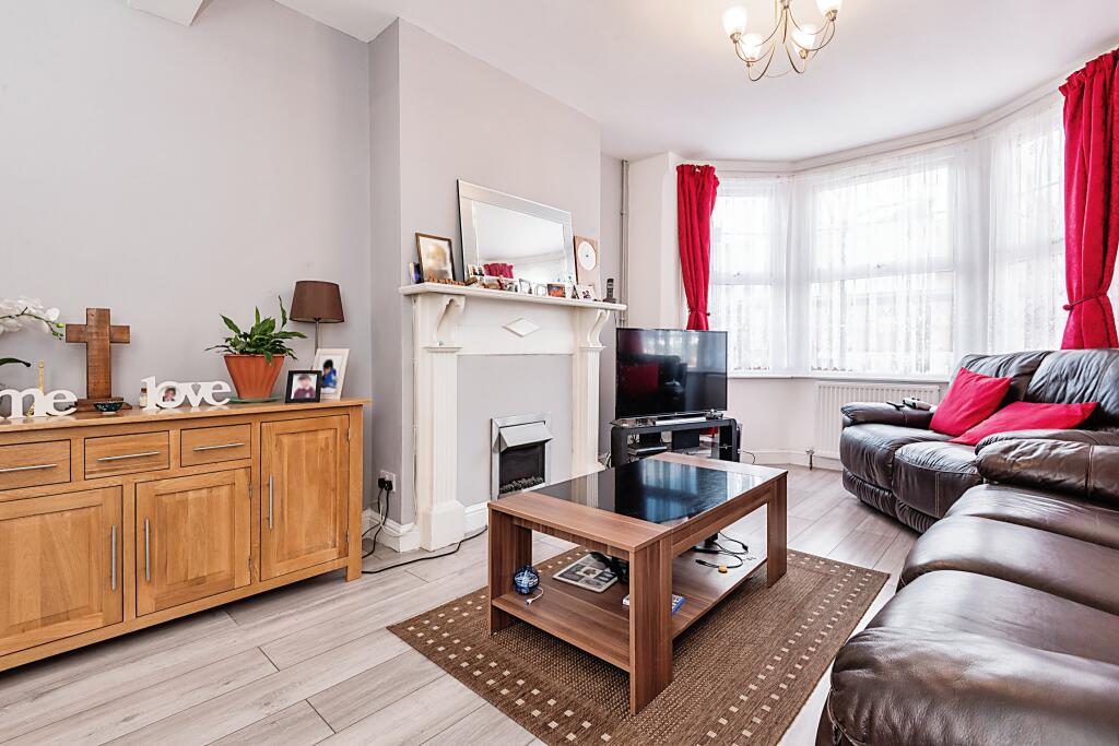 3 bedroom terraced house for sale in Ampthill Road, Bedford, Bedfordshire, MK42