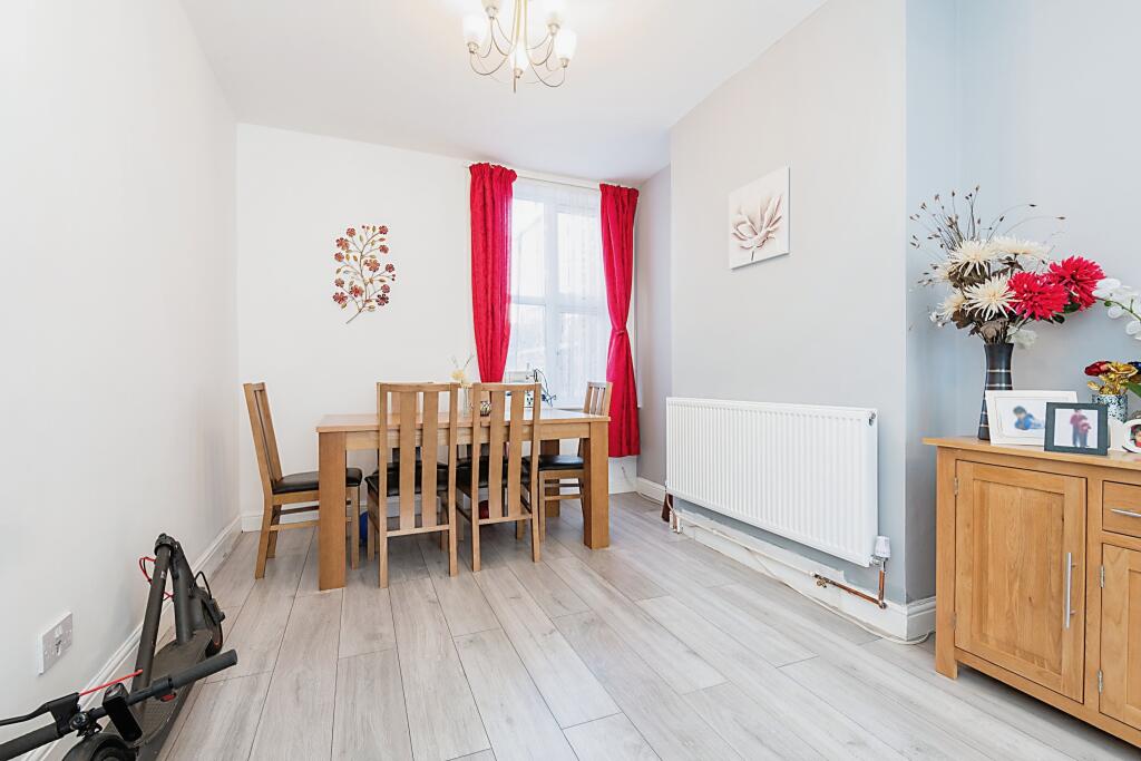 3 bedroom terraced house for sale in Ampthill Road, Bedford
