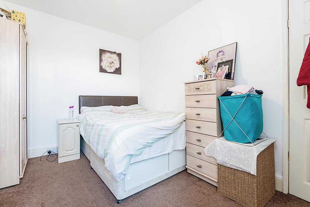 3 bedroom terraced house for sale in Ampthill Road, Bedford