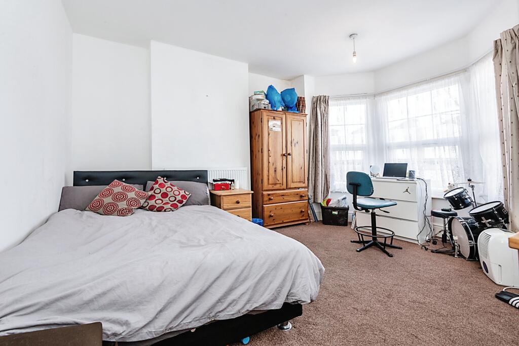 3 bedroom terraced house for sale in Ampthill Road, Bedford