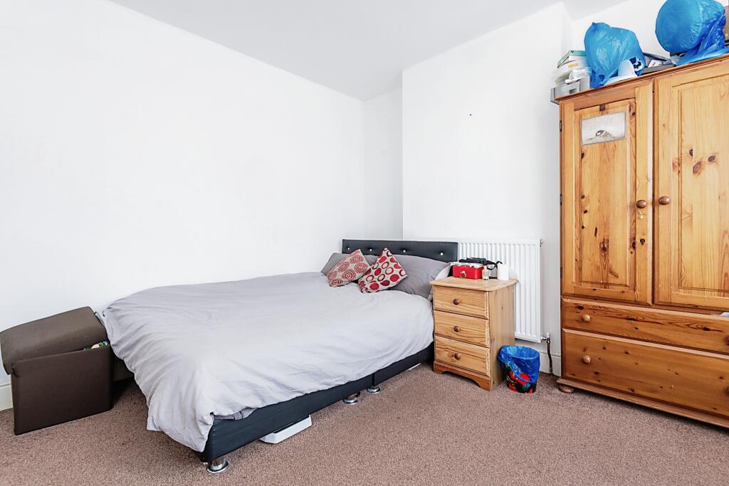 3 bedroom terraced house for sale in Ampthill Road, Bedford