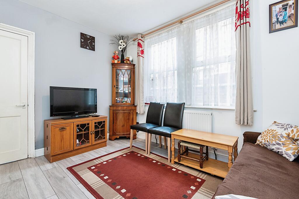 3 bedroom terraced house for sale in Ampthill Road, Bedford, Bedfordshire, MK42