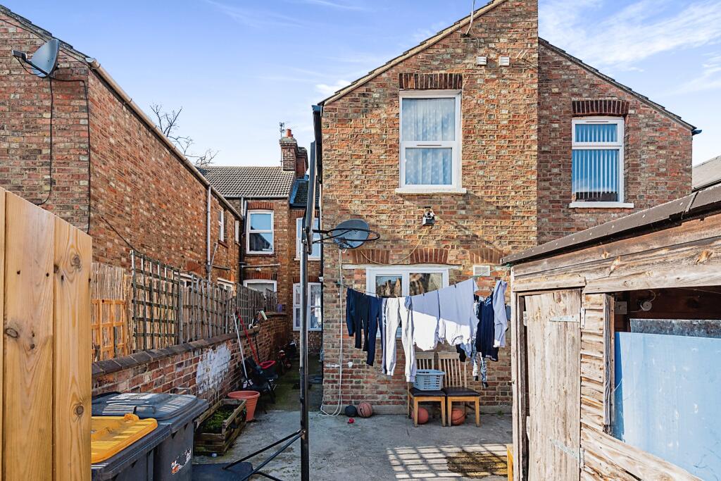 3 bedroom terraced house for sale in Ampthill Road, Bedford, Bedfordshire, MK42