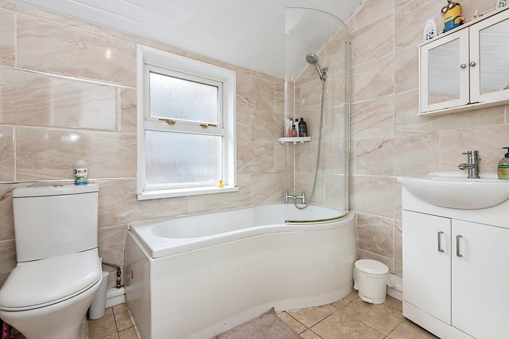 3 bedroom terraced house for sale in Ampthill Road, Bedford