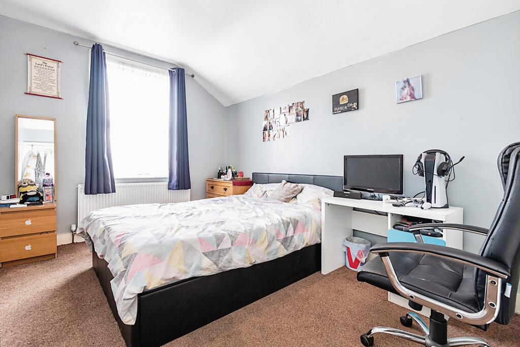 3 bedroom terraced house for sale in Ampthill Road, Bedford