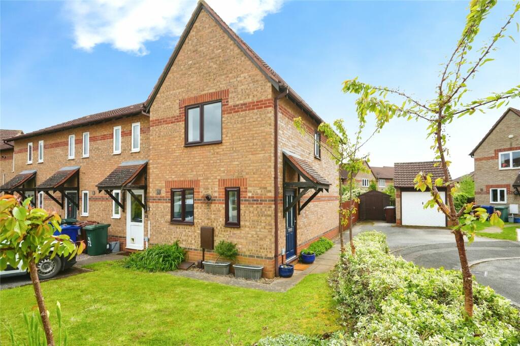 2 bedroom end of terrace house for sale in Spruce Drive, Bicester