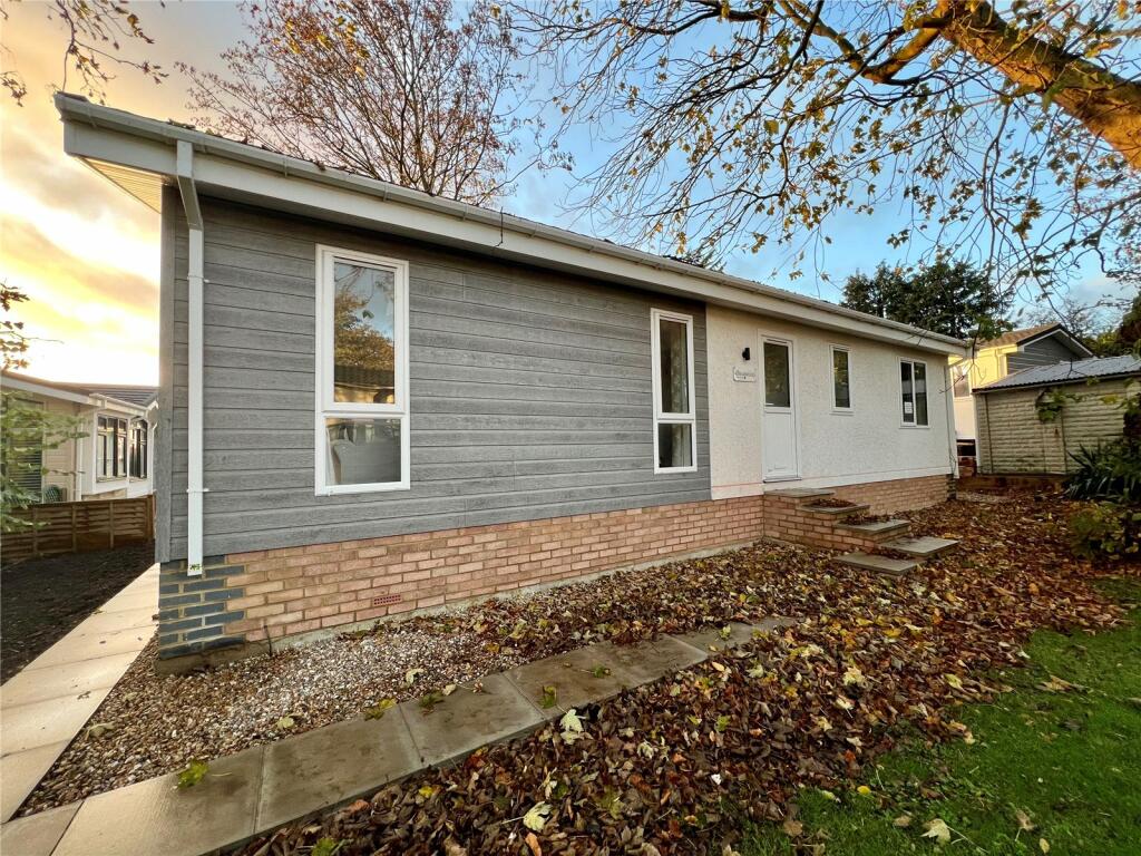 2 bedroom park home for sale in Manor Court, Stratton Park, Biggleswade