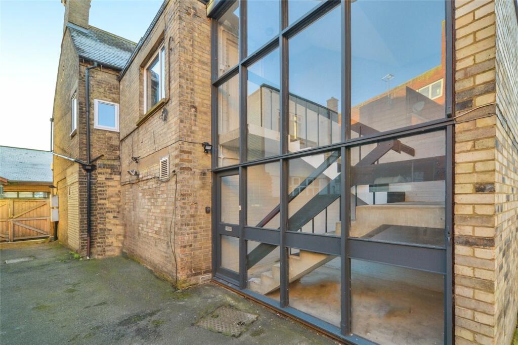 3 bedroom flat for sale in Market Square, Biggleswade, Bedfordshire, SG18