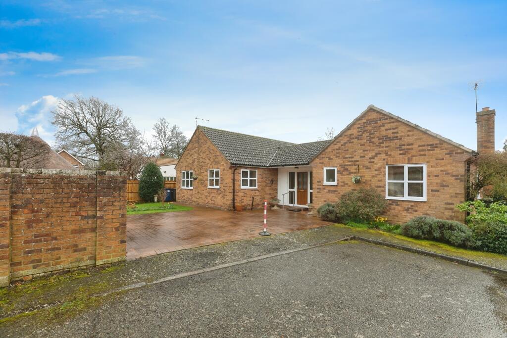 3 bedroom bungalow for sale in Oakfields, Hemingford Grey, Huntingdon