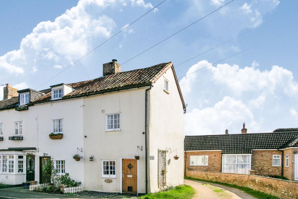 1 bedroom end of terrace house for sale in Sand Lane, Northill