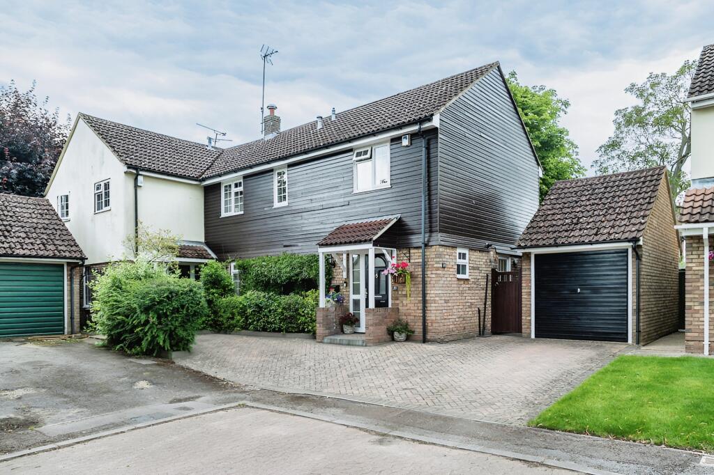 4 bedroom semidetached house for sale in Friary Field, Dunstable, LU6