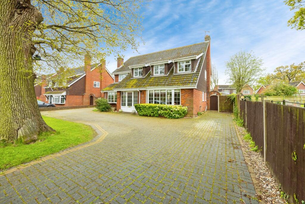 5 bedroom detached house for sale in Church Road, Westoning, Bedford