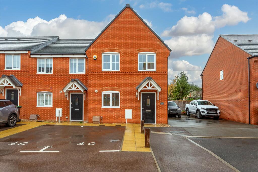 3 bedroom end of terrace house for sale in Wren Close, Lower Stondon