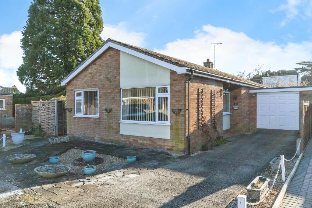 3 bedroom bungalow for sale in Cedar Avenue, Ickleford, Hitchin