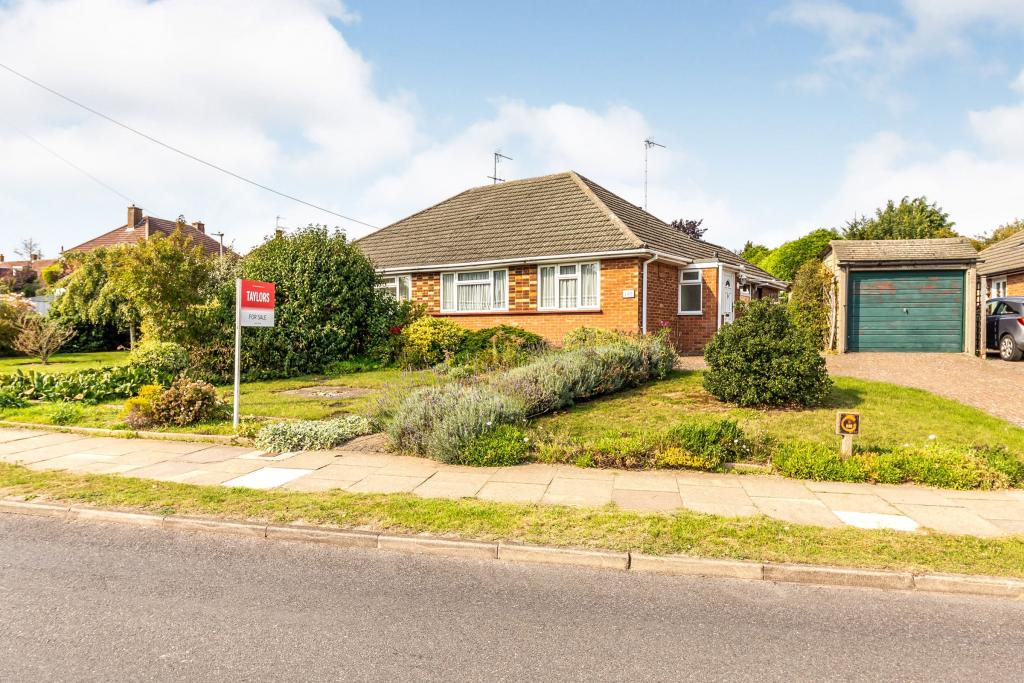 2 bedroom bungalow for sale in Ninesprings Way, Hitchin, Herts, England