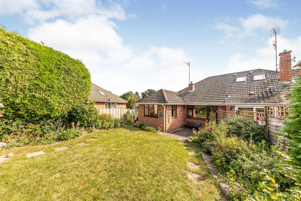 2 bedroom bungalow for sale in Ninesprings Way, Hitchin, Herts, England