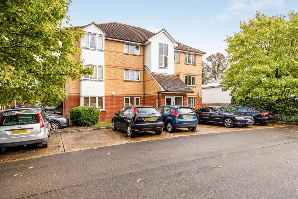 2 bedroom flat for sale in Chestnut Court, Bedford Road, Hitchin, Herts