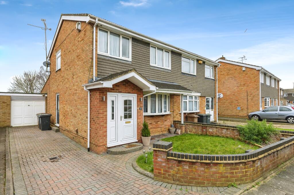 3 bedroom semidetached house for sale in Benson Close, Luton
