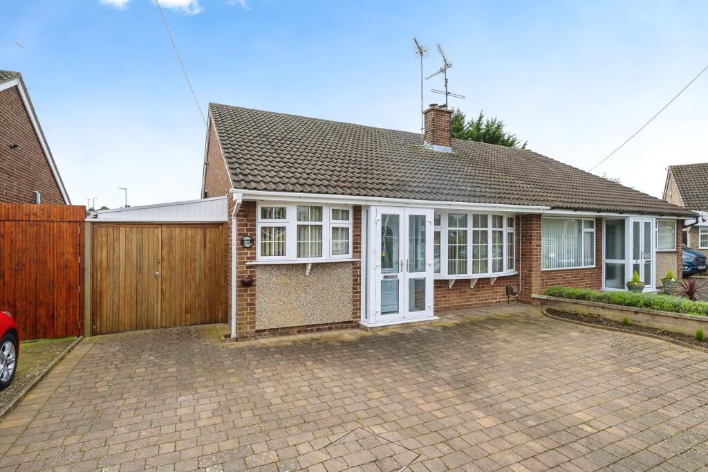 2 bedroom bungalow for sale in Nappsbury Road, Luton, Bedfordshire, LU4